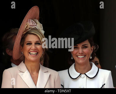 Queen Maxima der Niederlande (links) und die Herzogin von Cambridge stehen zusammen, wie Sie die Reihenfolge der Strumpfband Service im St George's Kapelle, Schloss Windsor. Stockfoto