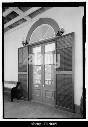 Perspektivische Ansicht des südlichen Tür auf der Westseite der Halle mit beschrifteten Typenschild Angelo Zanetta. - Zanetta House, San Juan Bautista State Historical Park, San Juan Bautista, San Benito County, CA Stockfoto