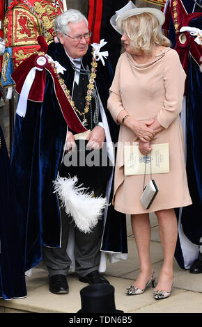 Ehemaliger Gouverneur der Bank von England, Mervyn King verlässt nach der Reihenfolge der Strumpfband Service im St George's Chapel, Windsor Castle. Stockfoto