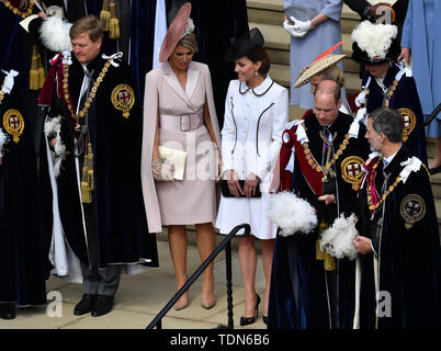 König Willem-Alexander der Niederlande mit seiner Frau Königin Maxima (links) mit der Herzog und die Herzogin von Cambridge verlassen nach der Reihenfolge der Strumpfband Service im St George's Chapel, Windsor Castle. Stockfoto