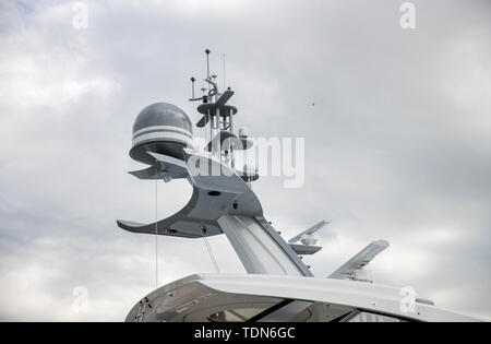 Schiffe Antenne und Navigationssystem auf exklusive teure Yacht Stockfoto