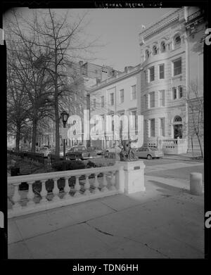 Blick von Norden auf die Straße von West Mount Vernon Hotel Nordwesten schauen; Ansicht enthält die Statue Krieg - Mount Vernon Place, Charles und Denkmal Straßen, Baltimore, unabhängige Stadt, MD; Barye Antoine Louis; Walters, William; Carrere und Hastings; Howard, John eifrig; Mills, Robert; Causici, Enrico; Dubois, Paul; Dolinsky, Paul D, Projektleiter; Perschler, Martin J, Projekt Manager; Preis, Virginia B, Sender Stockfoto