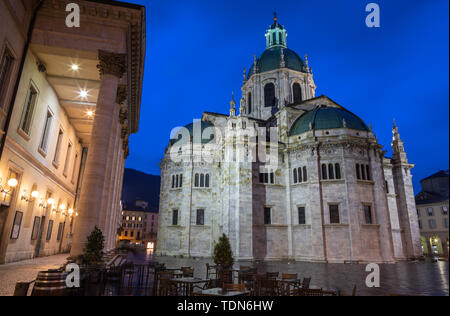 Como - Das Portal von Duomo und das Teatro Sociale in der Abenddämmerung. Stockfoto