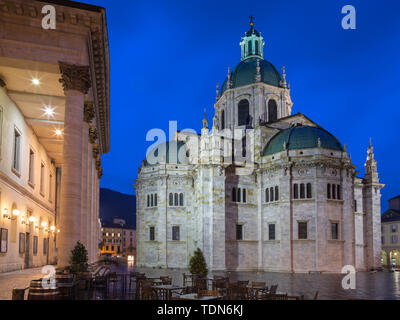 Como - Das Portal von Duomo und das Teatro Sociale in der Abenddämmerung. Stockfoto