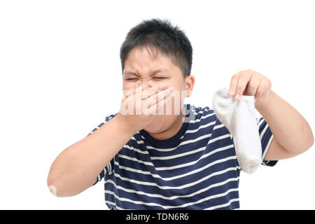 Fat Boy Holding schmutzig stinkenden Socken auf weißem Hintergrund, unangenehmen Geruch Konzept Stockfoto