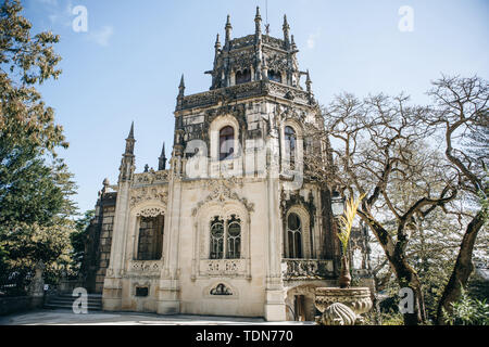 Antike Architektur in der Nähe von Quinta da Regaleira Palast in Sintra, Lissabon, Portugal Stockfoto