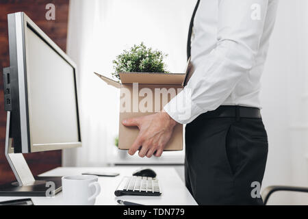 Enttäuscht Geschäftsmann clearing seinen Schreibtisch nach gemacht werden redundante Stockfoto