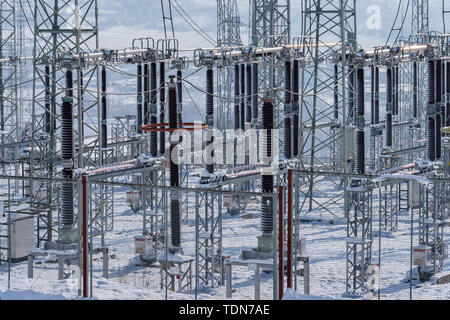 Unterstation im Winter. Preis Prognosen Stockfoto