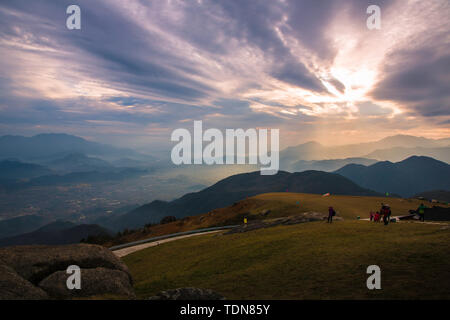 Anji Mountain ist ein hoher Berg in Linhai City, Zhejiang. Dingping als paragliding Sport Basis eingestellt worden. Wir sehen den Sonnenuntergang und Jesus Licht auf dem Gipfel des Berges. Stockfoto