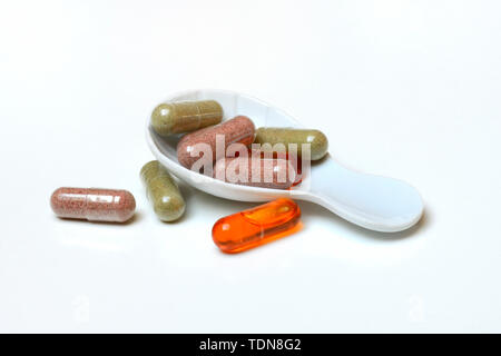 Kapseln in Porzellanloeffel, Omega-3-Fettsaeuren, Vitamine, Fischoelkapsel, Fischoelkapsel Stockfoto