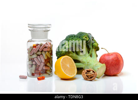 Nahrungsergaenzung, Kapseln in Flasche, Omega-3-Fettsaeuren, Vitamine, Fischoelkapsel, Apothekerflaeschchen Stockfoto