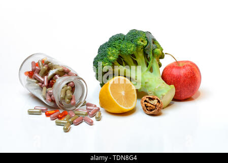 Nahrungsergaenzung, Kapseln in Flasche, Omega-3-Fettsaeuren, Vitamine, Fischoelkapsel, Apothekerflaeschchen Stockfoto