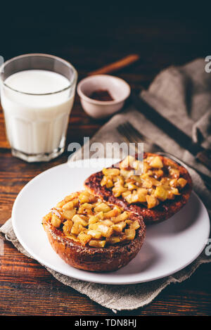 French Toast mit gehackten Apfel karamellisierte mit Zimt Stockfoto