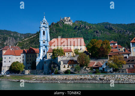 Blick ueber die Donau, Dürnstein mit Stiftskirche und Burgruine, Wachau, Oesterreich, Europa Stockfoto