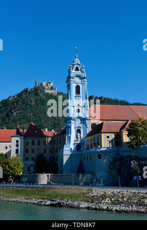 Blick ueber die Donau, Dürnstein mit Stiftskirche und Burgruine, Wachau, Oesterreich, Europa Stockfoto