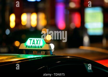 Taxi in der Nacht in Paris Straße bokeh Stockfoto