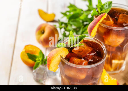 Eistee und Zutaten in Gläsern auf Holz Hintergrund Stockfoto