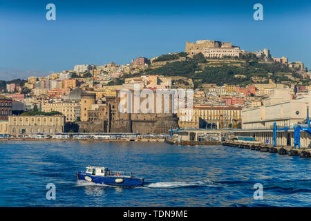 Das Castel Nuovo, Castel Sant Elmo, Hafen, Neapel, Italien Stockfoto