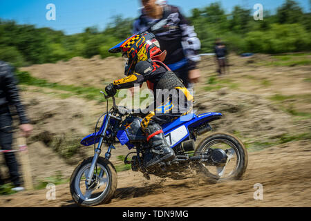 Chabarowsk, Russland - 16. Juni 2019: Rennfahrer Kind auf Motorrad motocross Cross nimmt - Land im Flug, springt und auf Sprungbrett ein Stockfoto