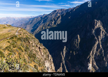 Blick entlang der Kante des Colca Canyon, Peru, Südamerika Stockfoto