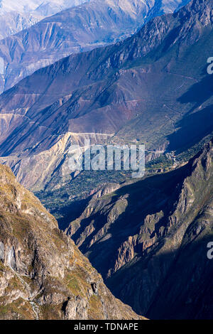 Blick entlang der Kante des Colca Canyon, Peru, Südamerika Stockfoto