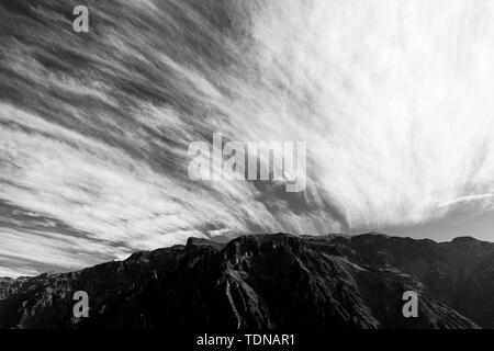 Dramatische Himmel entlang des Randes der Colca Canyon, Peru, Südamerika Stockfoto