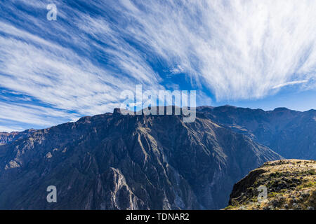 Dramatische Himmel entlang des Randes der Colca Canyon, Peru, Südamerika Stockfoto