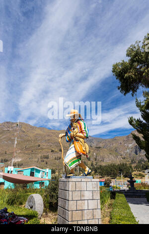 Statuen von traditionellen Tänzen in der Plaza bei Maca, Colca Canyon, Peru, Südamerika, Stockfoto