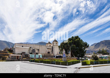 Die Plaza im Dorf von Maca, Colca Canyon, Peru, Südamerika, Stockfoto