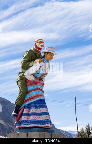 Statuen von traditionellen Tänzen in der Plaza bei Maca, Colca Canyon, Peru, Südamerika, Stockfoto