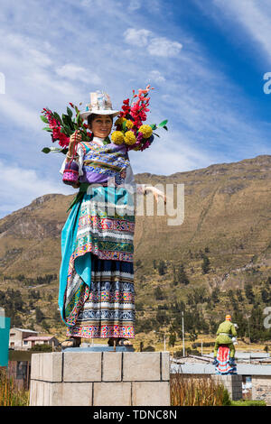 Statuen von traditionellen Tänzen in der Plaza bei Maca, Colca Canyon, Peru, Südamerika, Stockfoto