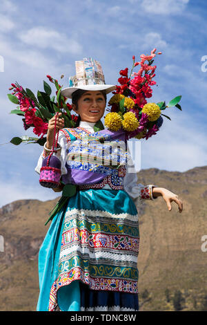 Statuen von traditionellen Tänzen in der Plaza bei Maca, Colca Canyon, Peru, Südamerika, Stockfoto