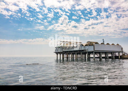 Plattform unterstützt im Meer in der Nähe der Küste. Niedrige dichte Wolken über dem Meer. Stockfoto