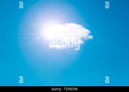 Sonne und weiße Wolke im blauen Himmel, Himmel Hintergrund mit Platz für Text Web Banner Stockfoto