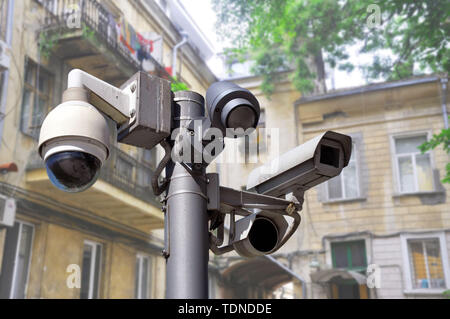 Kamera Multi-angle CCTV-System auf dem Hintergrund der städtischen Umwelt geschlossen. Stockfoto