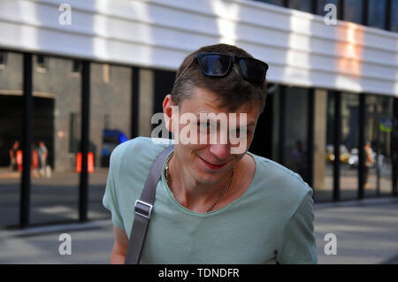 Hübscher junger Mann. Porträt eines lächelnden Mann. Glück Stockfoto