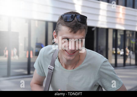 Hübscher junger Mann. Porträt eines lächelnden Mann. Glück Stockfoto