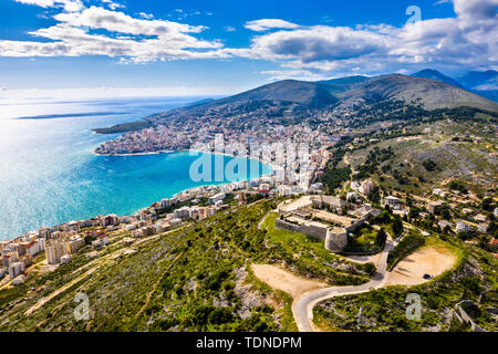 Luftaufnahme von Lekuresi Schloss in Saranda, Albanien Stockfoto