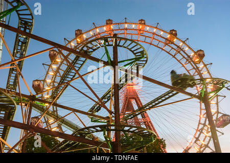 Wien, Wien: Riesenrad und Achterbahn im Prater im 02. Leopoldstadt, Wien, Österreich Stockfoto