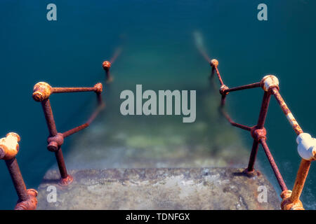 Treppe in das Wasser in Fluss Nervion, Vizcaya Bizkaia Stockfoto