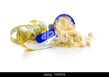 Whey Protein Pulver in Schaufel auf weißem Hintergrund. Stockfoto