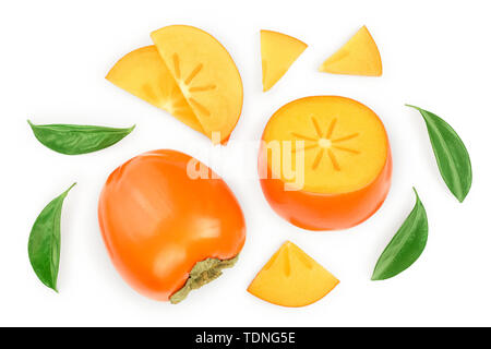 Kaki Frucht Slice mit Blättern auf weißem Hintergrund. Ansicht von oben. Flach Muster Stockfoto