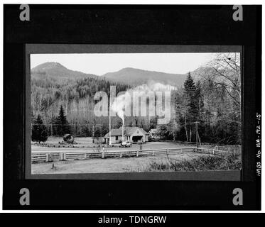 (4 x 5 Zoll Reduzierung von 1939 3-1-4 x 5-1-2 Zoll drucken, Fotograf unbekannt; in der Erholung Dateien, Supervisor's Office, Mt. Baker-Snoqualmie National Forest) ALLGEMEINE ANSICHT, nach Südwesten, Befundung und der Assistent zum Schutz von Haus im Hintergrund. - Glacier Ranger Station, Washington State Route 542, Gletscher, Whatcom County, WA; Civilian Conservation Corps; Maul, David, Sender Stockfoto