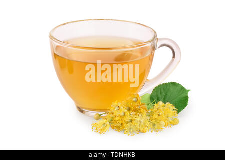Tee aus Linden Blumen im Glas Schale mit blütentrauben von Kalk auf weißem Hintergrund Stockfoto