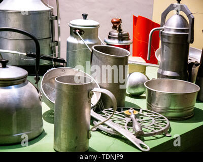 Blick auf retro Aluminium Küche Tools auf einem Tisch. Stockfoto