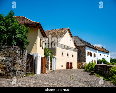 Blick auf den Straßen und den traditionellen ungarischen Pisa Häuser an einem sonnigen Tag in Szentendre, Ungarn an einem sonnigen Tag. Stockfoto