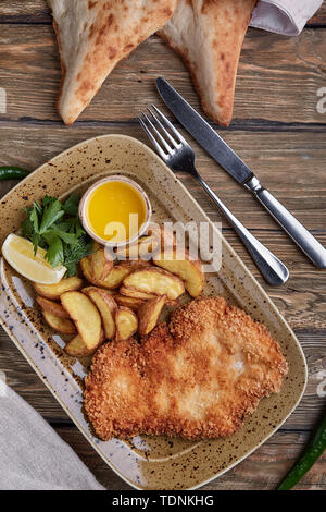 Lecker Schnitzel mit gekochte Kartoffel. Ansicht von oben, flach Essen Stockfoto