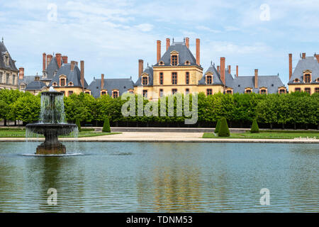 Springbrunnen und Teich in der Grande Parterre von Château de Fontainebleau, Seine-et-Marne, Region Île-de-France Frankreich Stockfoto