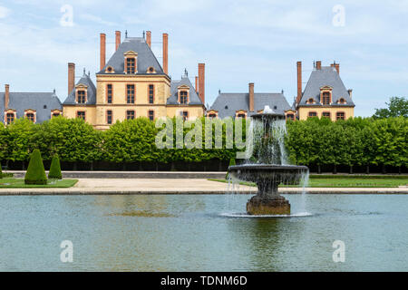 Springbrunnen und Teich in der Grande Parterre von Château de Fontainebleau, Seine-et-Marne, Region Île-de-France Frankreich Stockfoto