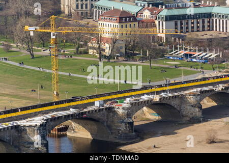 DRESDEN, Deutschland - 2. APRIL 2018: Gelber Kran auf der Baustelle des Augustus Brücke - die älteste Brücke über die Elbe am 2. April 2018 in Dresden, Stockfoto